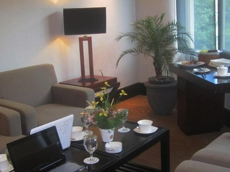 Surya Hotel & Cottages Prigen Luaran gambar